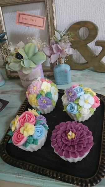 ソイフラワーキャンドルレッスン 完成した4つのソイフラワーカップケーキキャンドル